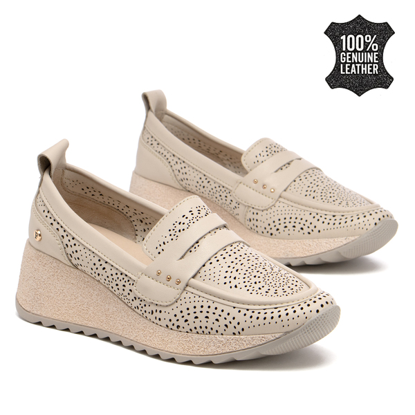 Дамски обувки от естествена кожа – стилен модел на ниска платформа с декоративни отвори и мека вътрешна част за удобство през целия ден DP7544 beige
