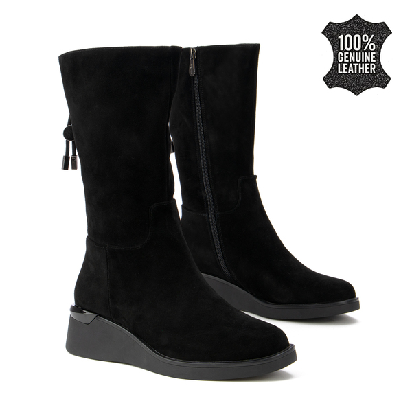Дамски боти от естествен велур – елегантно оформен модел с мека структура и комфортна височина, подходящ за различни модерни визии DBT7210 black