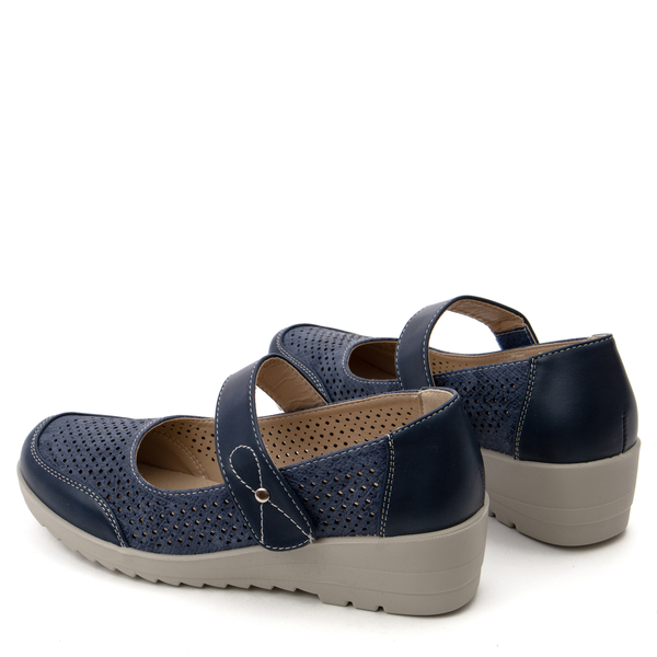 Леки дамски обувки с перфорирани детайли и ергономична подметка за удобно ходене YEHJ-220 blue