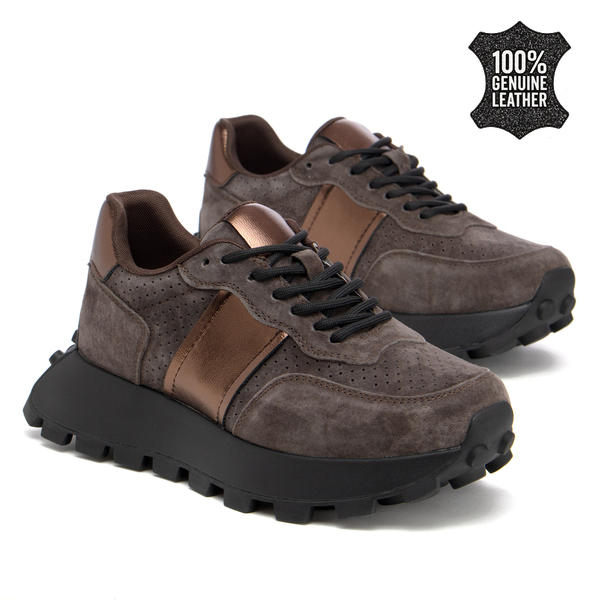 Дамски маратонки от естествена кожа – премиум модел с стабилна подметка, перфорирана текстура и модерно излъчване за актуална спортно-елегантна визия XF241 coffee