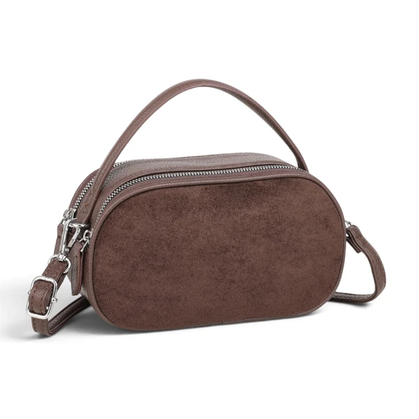 Дамска чанта - стилна с изчистен дизайн и практичен размер, допълнена с регулируема презрамка за удобно носене през рамо XS6691P coffee