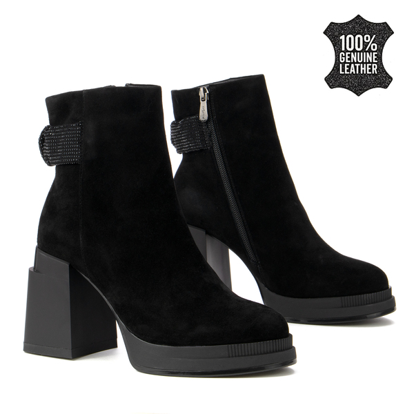 Дамски боти от естествен велур на ток – елегантен стил и комфорт, мека структура и изящен декоративен елемент за изискана ежедневна визия DBT7228 black